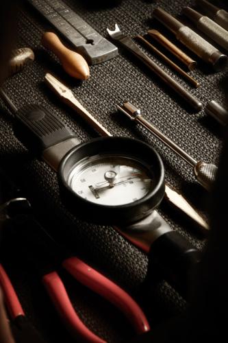 Setzeisen, Drehmomentmesser, Stimmkeil und Zange