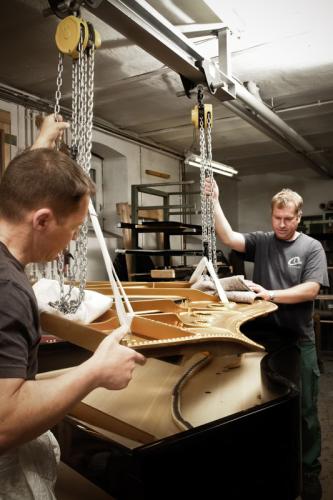 Steinway- Flügel und Steinway Gussplatte mit Uwe Weschenfelder und Mitarbeiter