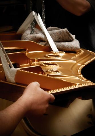 Steinway- Gussplatte mit Bänder am Kran
