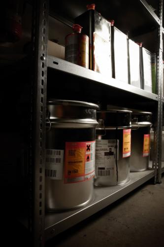 Polyesterlackkanister und Verdünnung im Regal