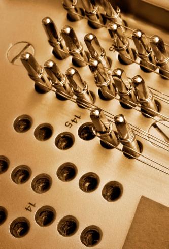 Gussplatte mit Wirbel und Saiten und roter Filz