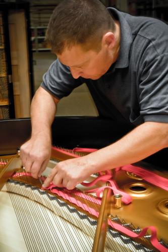 Uwe Weschenfelder mit Pinzette, roter Filz, Steinway-Gussplatte, Resonanzboden, Steg und Stegstifte