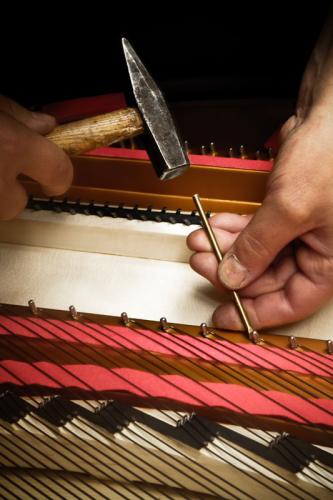 Messingstab, Hammer, roter Filz, Anhangstifte, Steg und Stegstifte