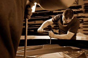 Gussplatte im Steinway-Flügel im Hintergrund Regal mit Fügelteile