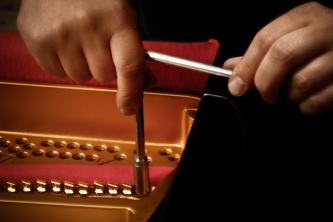 Steinway- Gussplatte mit rotem Filz und Agraffen mit Agraffendreher