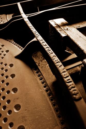 Gussplatte eines Steinway-Flügels ohne Agraffen bereits gefüllert und geschliffen