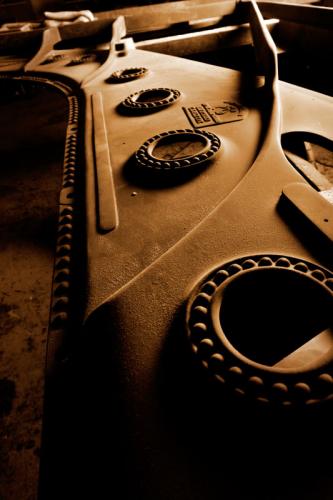 Rohe Gussplatte eines Steinway & Sons D-274-Konzertflügels