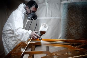 Uwe Weschenfelder Gussplatte lackieren mit Lackieranzug und Lackierpistole