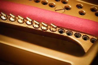 Steinway-Gussplatte mit rotem Filz und Agraffen