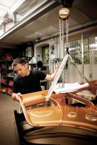 Uwe Weschenfelder am Kran und einer Steinway Gussplatte