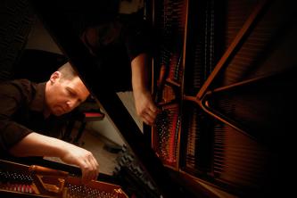 Uwe Weschenfelder beim Stimmen eines Steinway-Flügels