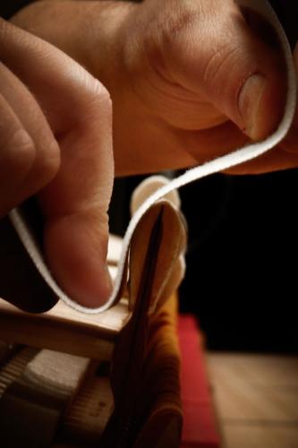 Schleifband, Hammerkopf, Hände, Fänger und roter Filz