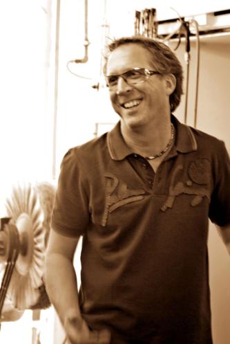 Frank Weschenfelder mit Schutzbrille,  Schwabbelbock, Druckluftschlauch