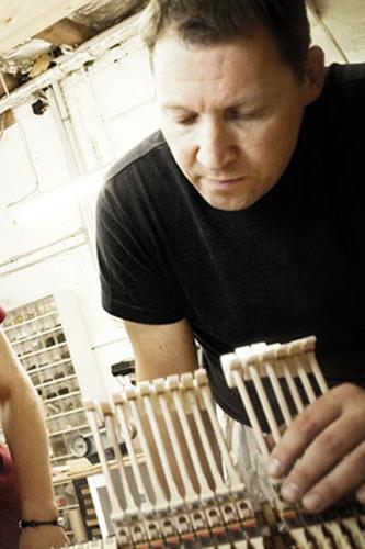 Frank Weschenfelder, Uwe Weschenfelder mit Mitarbeiterin an einer Steinway-Mechanik