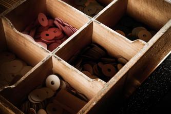 verschiedeneVorderdruckscheiben in einem Kasten