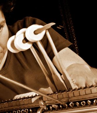 Mitarbeiterin, Steinway-Mechanik, Hammerköpfe