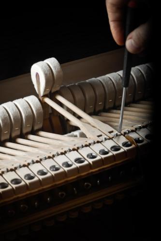 Schraubendreher an der Abnickschraube Hammerköpfe mit Stielen und Hammernußkapseln