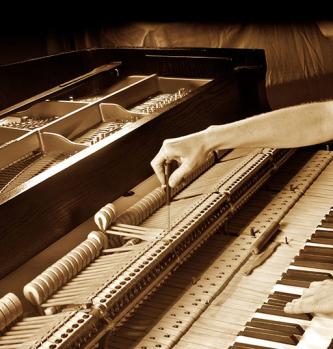 Mitarbeiterin Hammerköpfe und Mechanik am Steinway-Flügel