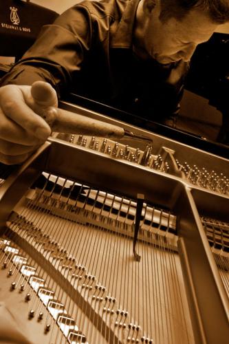 Stimmen eines Steinway-Flügels mit Stimmkeil in den Saiten