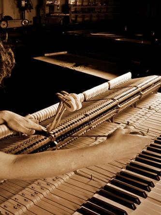 Steinway-Mechanik, Werkbank mit Werkzeug, Tasten