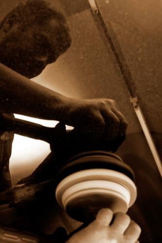 polierter Deckel mit Poliermaschine und Polierschwamm