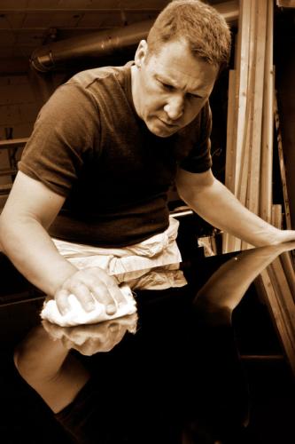 Uwe Weschenfelder beim Polieren eines Steinway-Deckels