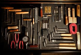 sortiertes Klavierbauwerkzeug, Zangen, Stimmhammer, roter Filz