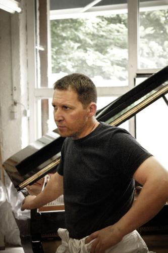 Uwe Weschenfelder vor einem Steinway Flügel mit Lackierhose