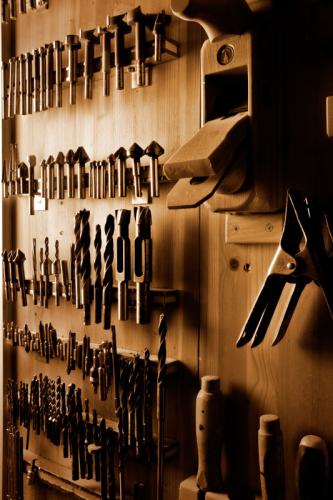 Bohrer und Hobel an der Werkzeugwand