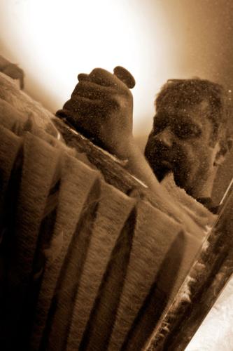 Mitarbeiter beim Schwabbeln eines Steinway-Deckels