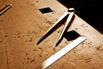 Zirkel und Lineal auf der Hobelbank