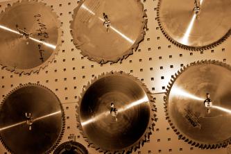 Kreissägeblätter an der Wandhalterung