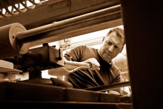 Uwe Weschenfelder an der Bandschleifmaschine