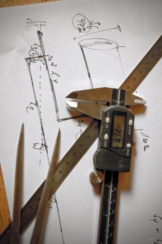 Blatt Papier mit Zeichnung, Schieblehre, Lineal und Stechzirkel