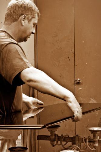 polierter Deckel in der Hand,  Werkzeugschrank