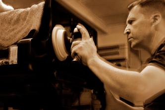 Uwe Weschenfelder beim Polieren eines Steinway-Korpuses mit Poliermaschine