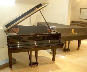 Steinway & Sons B-211