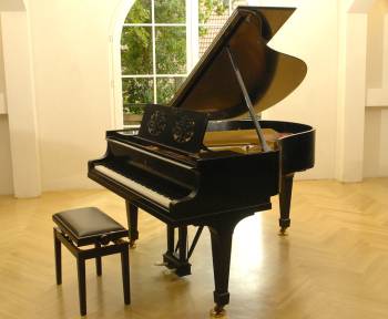 Steinway & Sons M-170
