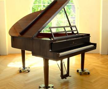 Steinway & Sons M-170